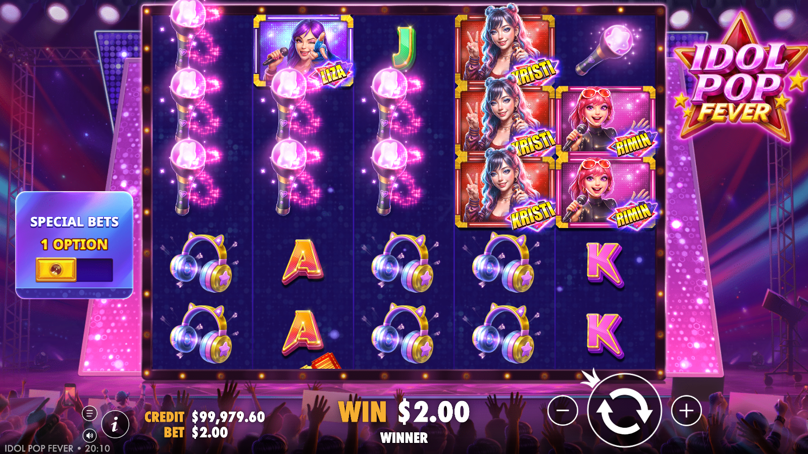 Idol Pop Fever 5×5 base grid resolving a winning line with idol symbols clustered top-right and spotlight microphones down the left reels
